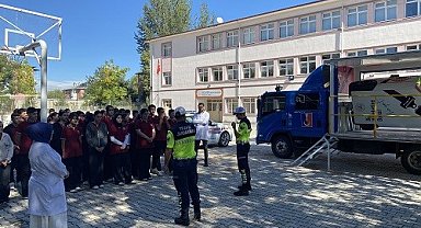 Erzincan'da öğrenci ve öğretmenlere uygulamalı trafik eğitimi verildi