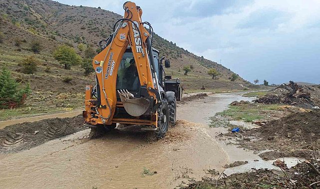 Erzincan'da sağanak sonrası sulama kanalları taştı