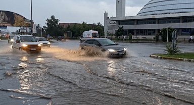 Erzincan'da sağanak yağış etkili oldu