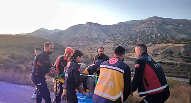 Erzincan'da traktörün altında sıkışan sürücüyü kurtarıldı