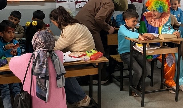 Erzincan'da üniversiteli gönüllüler köy okulundaki çocukları sevindirdi