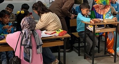 Erzincan'da üniversiteli gönüllüler köy okulundaki çocukları sevindirdi