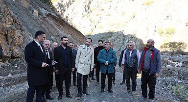 Erzincan'da yağıştan zarar gören köy yolları ve altyapı için çalışma yürütülüyor