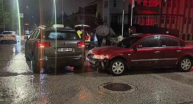 Erzurum'da kavşakta otomobiller çarpıştı: 1 yaralı