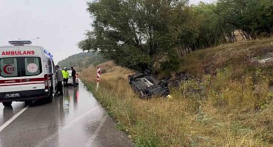 Erzurum'da kayganlaşan yolda belediye aracı devrildi: 2 yaralı