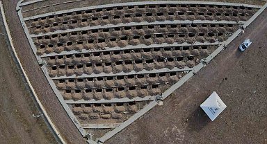 Erzurum'da toprak donmadan kışlık mezarlar kazılıyor