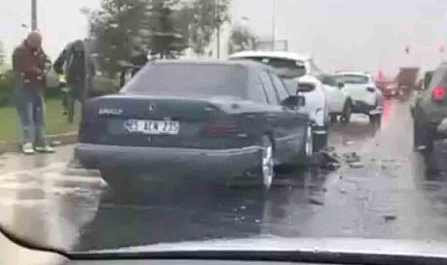 Erzurum'da yağmur kazaya neden oldu: 5 araç birbirine girdi