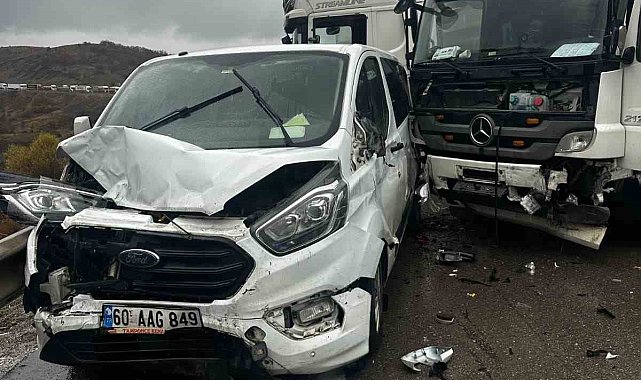 Erzurum'un Aşkale ilçesinde zincirleme trafik kazası: 3 araç birbirine girdi