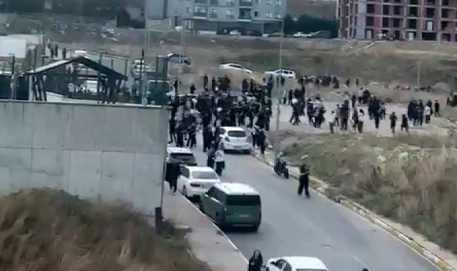 Esenyurt'ta bir lisede öğrenciler arasında henüz belirlenemeyen bir nedenle kavga çıktı. Olay yerine polis ve sağlık ekipleri sevk edildi.