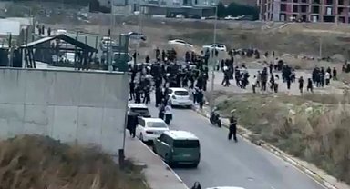 Esenyurt'ta bir lisede öğrenciler arasında henüz belirlenemeyen bir nedenle kavga çıktı. Olay yerine polis ve sağlık ekipleri sevk edildi.