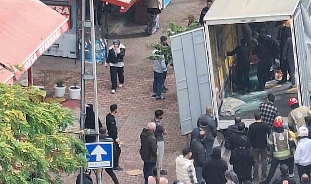 Esenyurt'ta iki işçinin üzerine cam devrildi: 1'i ağır 2 yaralı