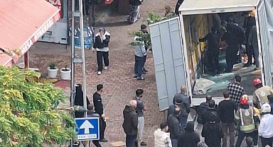 Esenyurt'ta iki işçinin üzerine cam devrildi: 1'i ağır 2 yaralı