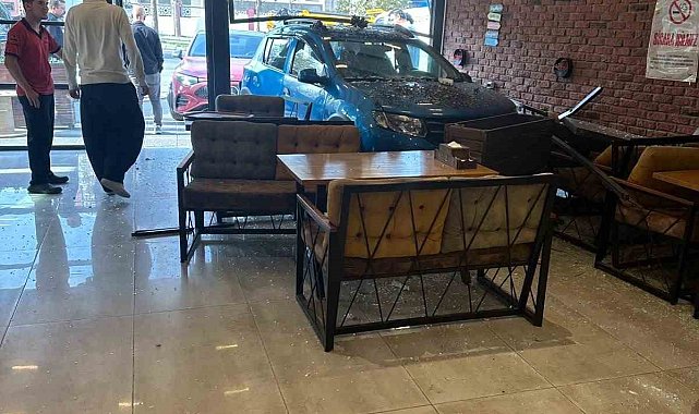 Esenyurt'ta kadın sürücünün çarptığı park halindeki otomobil börekçiye daldı