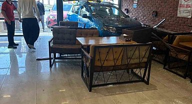 Esenyurt'ta kadın sürücünün çarptığı park halindeki otomobil börekçiye daldı