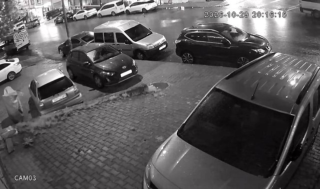 Esenyurt'ta yokuş aşağı direksiyon hakimiyetini kaybeden sürücü park halindeki araçlara çarptı: O anlar kamerada