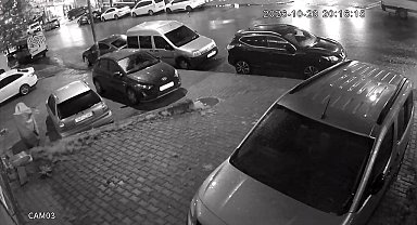 Esenyurt'ta yokuş aşağı direksiyon hakimiyetini kaybeden sürücü park halindeki araçlara çarptı: O anlar kamerada