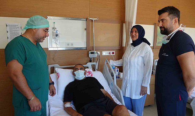 Eşine böbreğini verdikten sonra refakatçisi oldu
