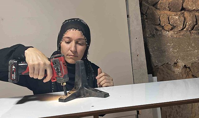 Eşine destek olmak için çıraklığa başladı, mobilya ustası oldu