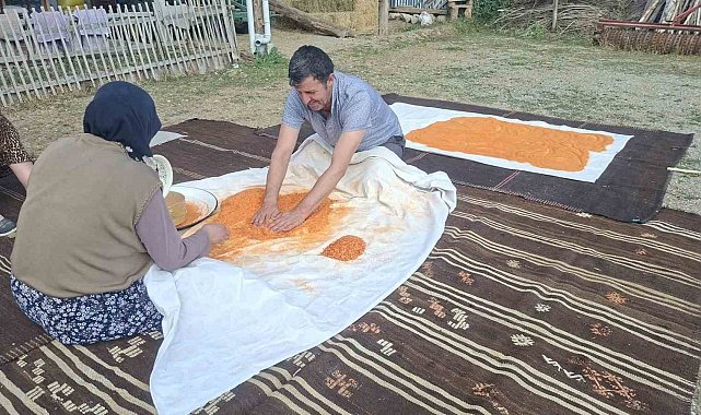 Eşine tarhana yapımında destek oldu