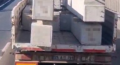Eskişehir Çevreyolu'nda kamyondaki tonluk beton bloklar bağlanmadan taşındı
