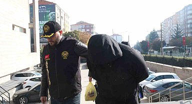 Eskişehir merkezli 5 ildeki fuhuş operasyonunda yakalanan 17 şüpheli adliyeye sevk edildi