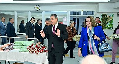Eskişehir Valisi Dr. Erdinç Yılmaz ve eşi Şenay Yılmaz, Dünya Yaşlılar Günü'nde huzurevi sakinleriyle bir araya geldi