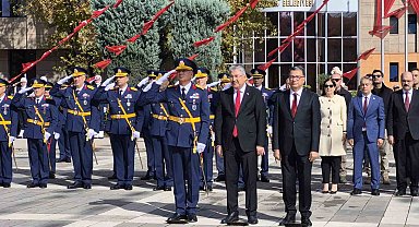 Eskişehir'de 29 Ekim Cumhuriyet Bayramı çelenk sunma töreniyle başladı