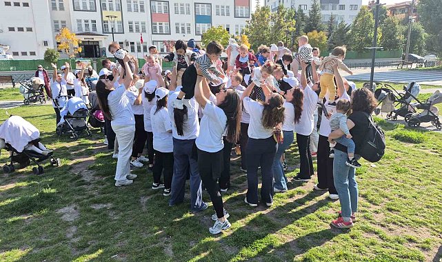 Eskişehir'de 75 anne aynı anda bebekleriyle birlikte egzersiz yaptı