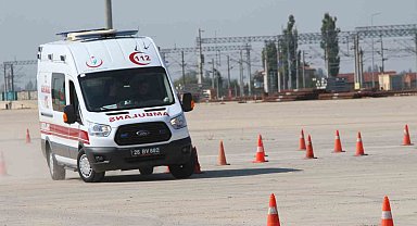Eskişehir'de ambulans sürücülerine güvenli ve kontrollü sürüş eğitimi verildi
