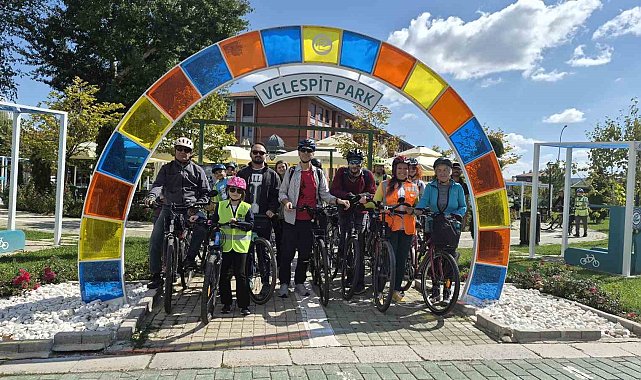 Eskişehir'de bisiklet tutkunları, 'Görünür ol güvende ol' sloganıyla pedallara bastı