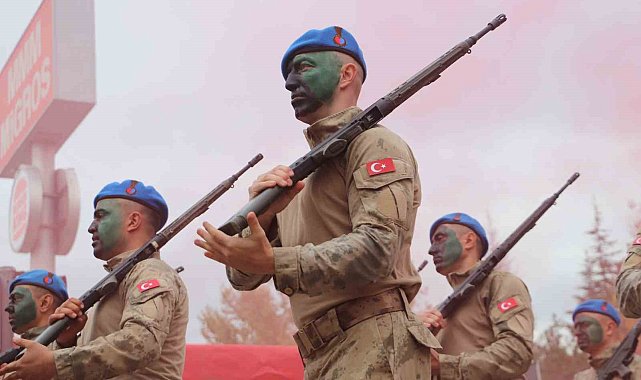 Eskişehir'de Cumhuriyet coşkusunda jandarma ve komandolar nefes kesti