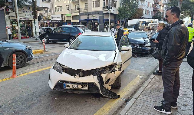 Eskişehir'de iki araç kafa kafaya çarpıştı