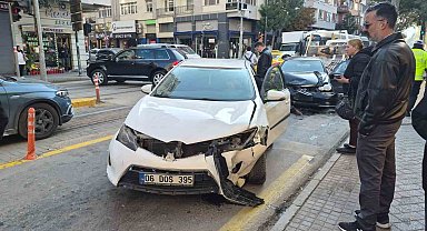 Eskişehir'de iki araç kafa kafaya çarpıştı