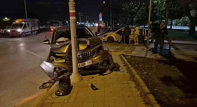 Eskişehir'de iki araç kavşakta çarpıştı: 3 yaralı