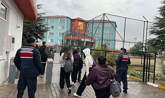 Eskişehir'de jandarmadan okul çevreleri ve servislere yönelik denetim