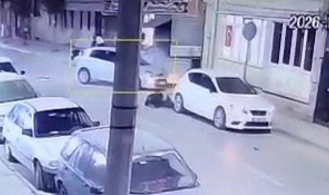 Eskişehir'de motosikletlinin yaralandığı feci kaza kamerada