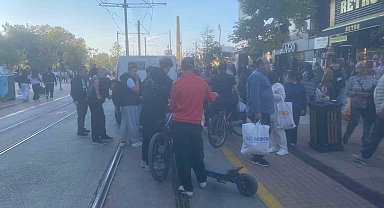Eskişehir'de scooter ile araç çarpıştı: Çevredeki vatandaşlar yardıma koştu