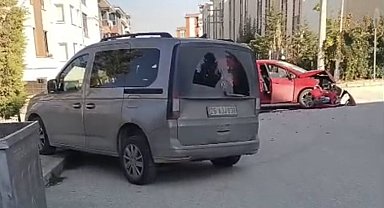 Eskişehir'de ticari araçla çarpışan otomobilin ön tarafı parçalandı