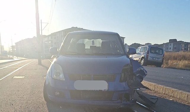 Eskişehir'de tramvay yolu üzerinde araç kazası
