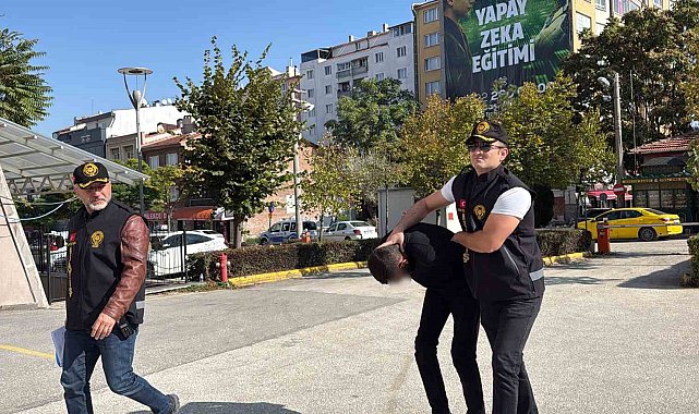 Eskişehir'de zorla tespih satıp para alan şüpheli Ankara'da yakalanarak adliyeye sevk edildi