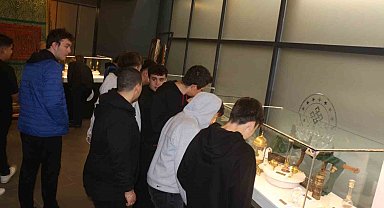 Eskişehirli gençler Mukaddes Emanetler Sergisi'ni ziyaret etti