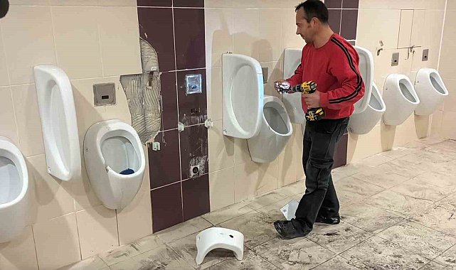 Eskişehirspor-Balıkesirspor maçında misafir taraftarların tribüne verdiği hasar onarılıyor