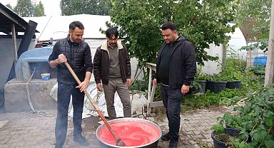 Eşlerine yardımcı olmak isteyen üç erkek arkadaş birlikte salça kaynattı