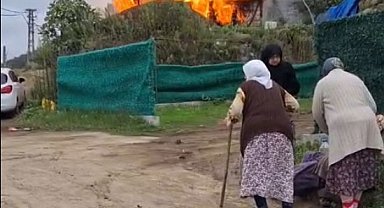 Ev yangınını gözyaşlarıyla izlediler