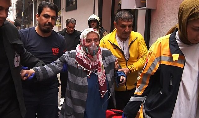 Evde mahsur kalan yaşlı kadının imdanına itfaiye yetişti, dumandan etkilenen 2 kişi hastaneye kaldırıldı