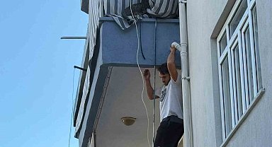 Evini ateşe verdi, kiracısı canını hiçe sayıp kediyi kurtardı