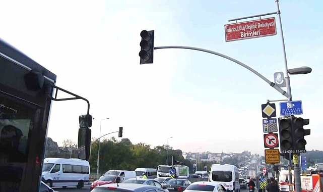 Eyüpsultan'da kazada 4 kişi yaralandı: Baba kızına sarıldı, olay yerine gelen anne fenalaştı