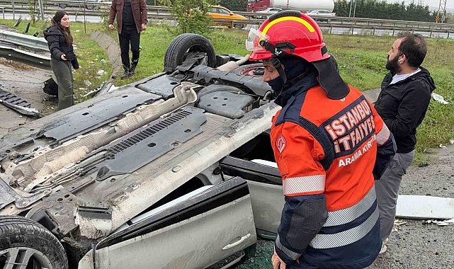 Eyüpsultan'da otomobil taklalar atarak çayırlık alana savruldu