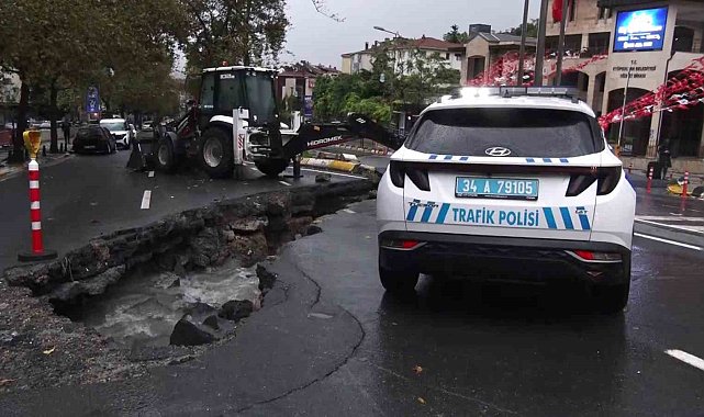 Eyüpsultan'da yol çöktü, trafik kilitlendi