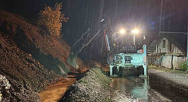Feke'de düşen kayalar iş makineleriyle temizleniyor